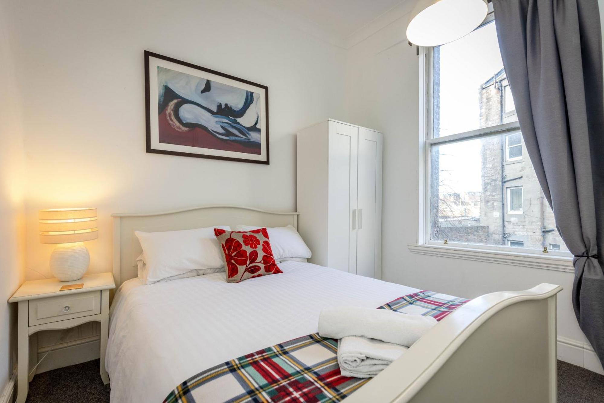Traditional 3 Bedroom Quiet Duplex Flat By High St, Trams And Buses - Just 1-5 Miles To Centre 에든버러 외부 사진
