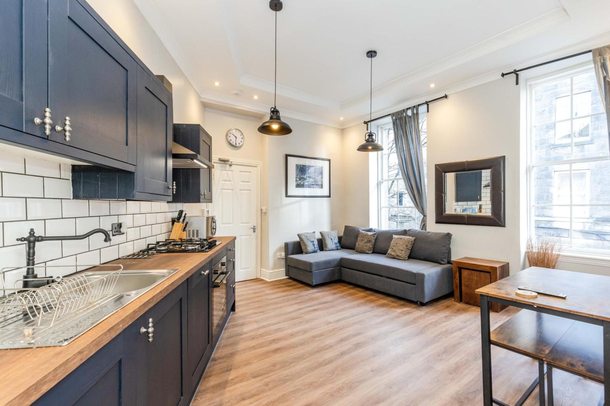 Traditional 3 Bedroom Quiet Duplex Flat By High St, Trams And Buses - Just 1-5 Miles To Centre 에든버러 외부 사진