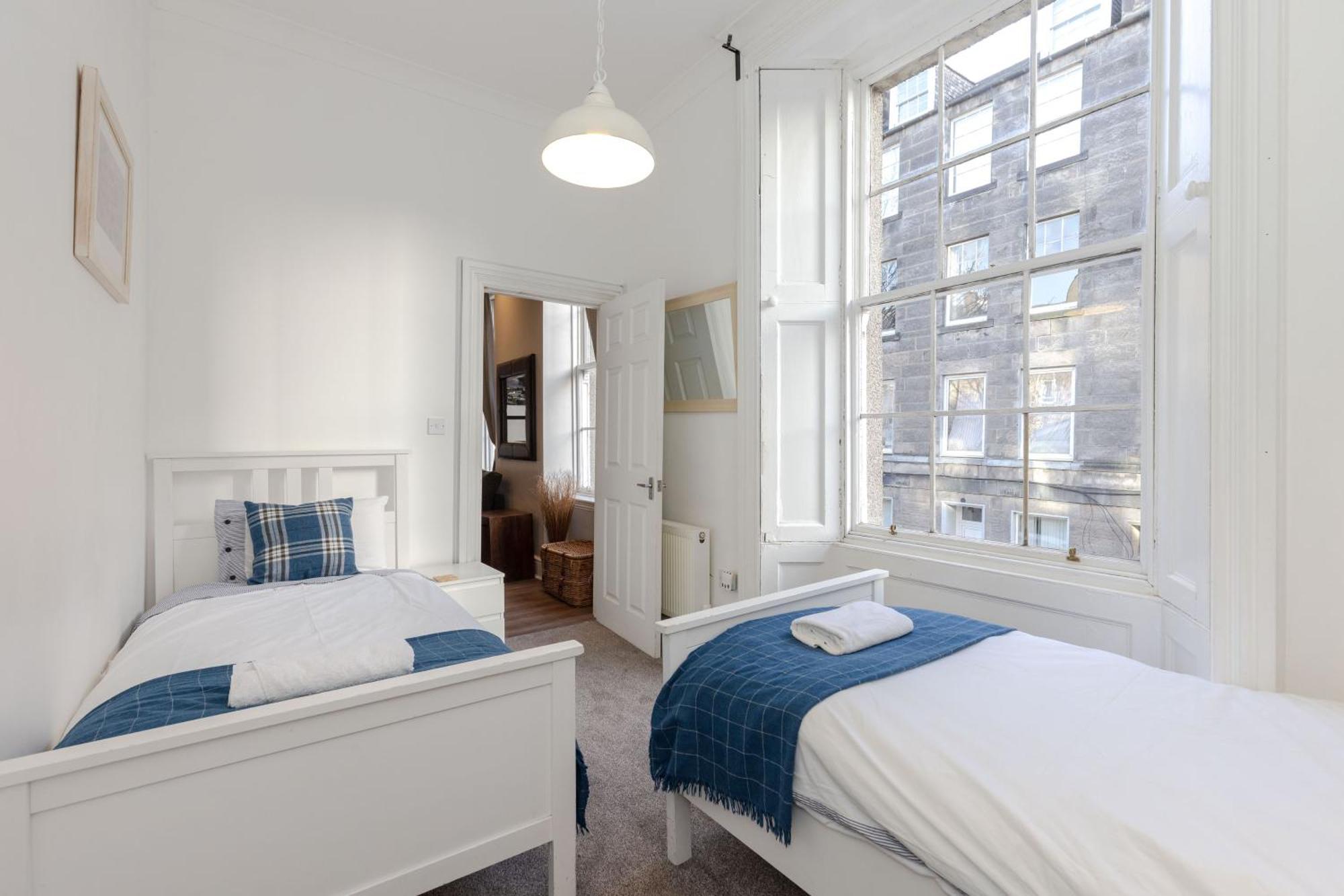 Traditional 3 Bedroom Quiet Duplex Flat By High St, Trams And Buses - Just 1-5 Miles To Centre 에든버러 외부 사진