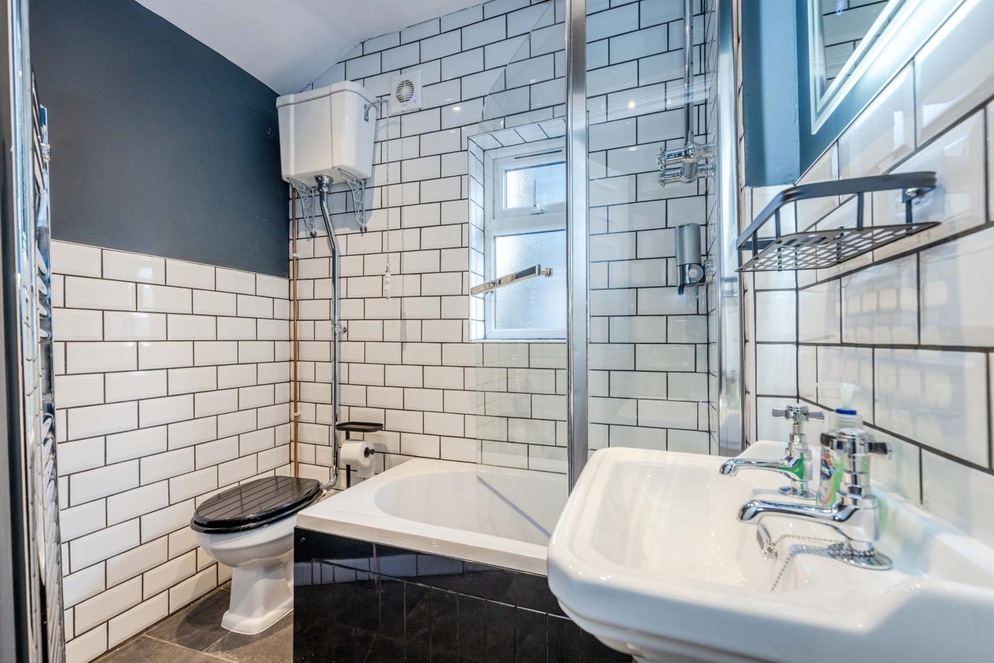 Traditional 3 Bedroom Quiet Duplex Flat By High St, Trams And Buses - Just 1-5 Miles To Centre 에든버러 외부 사진
