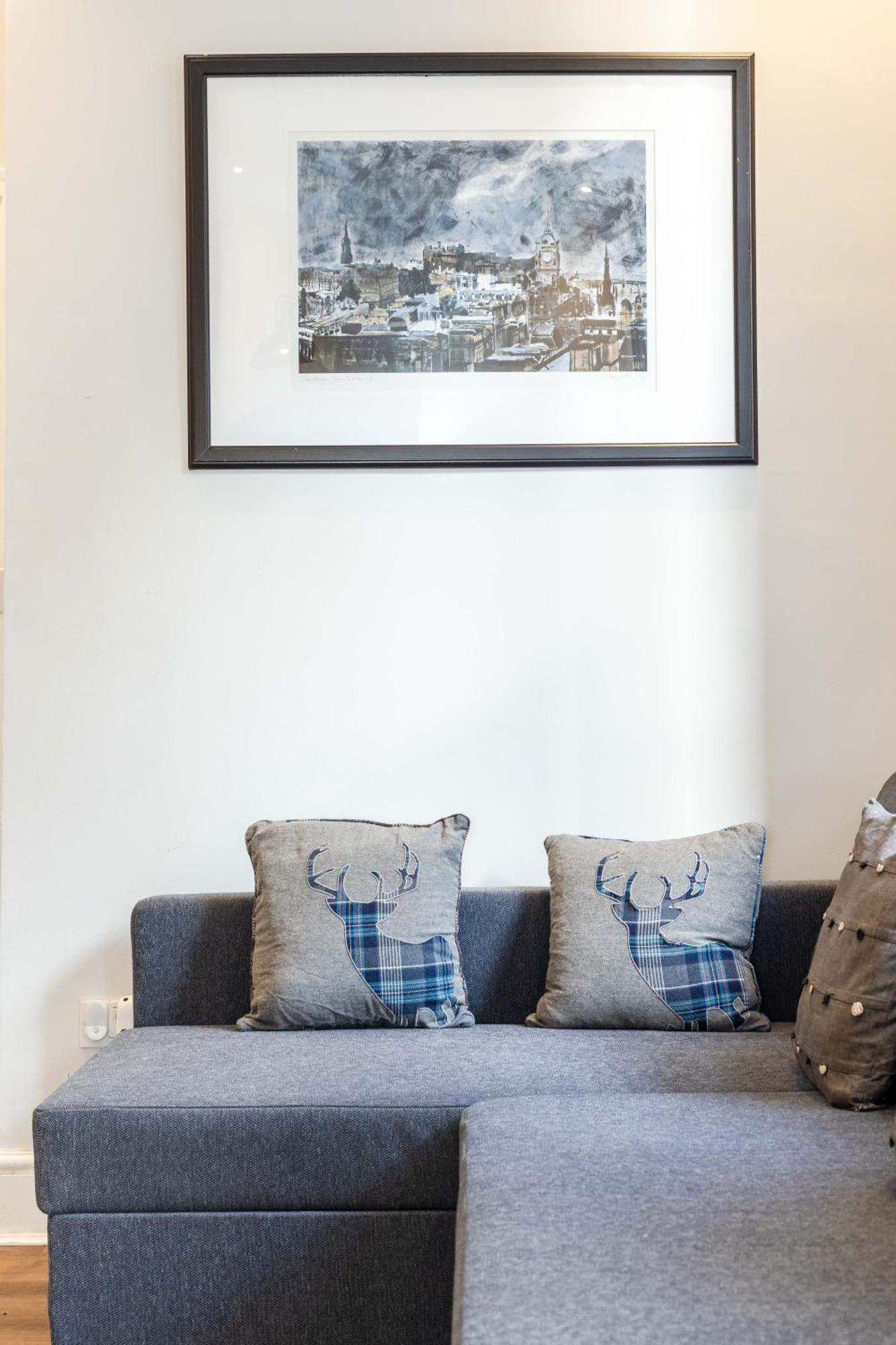 Traditional 3 Bedroom Quiet Duplex Flat By High St, Trams And Buses - Just 1-5 Miles To Centre 에든버러 외부 사진